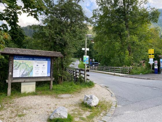 Über die Brücke am Parkplatz und direkt rechts nach der Brücke am Bach entlang