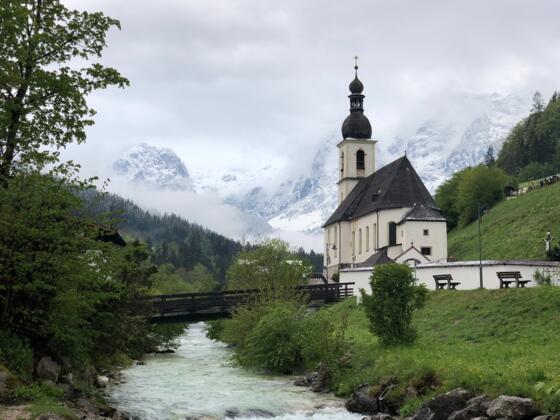 Die Ramsauer Kirche im Frühling mit der Reiteralp im Hintergrund