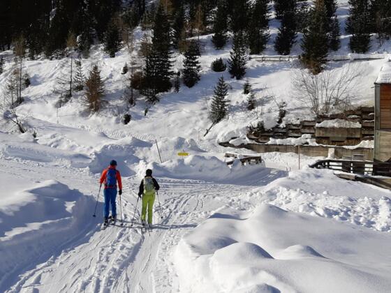 Beim Kraftwerk links über die flache Wiese ...