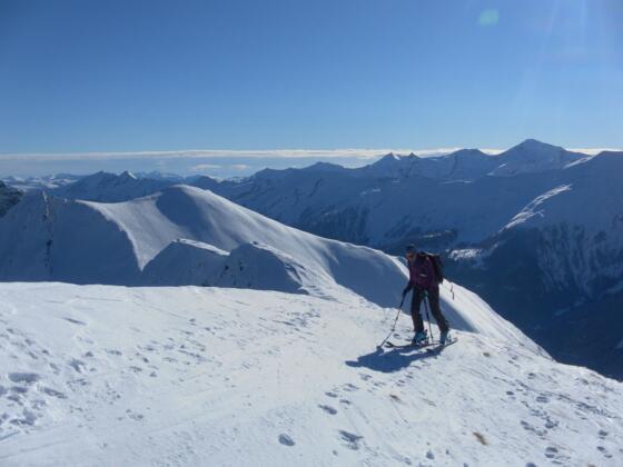 am Gipfeldach mit Blick zur Balonspitze