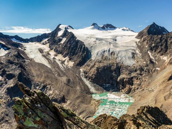 Blick vom Großen Trögler auf den Sulzenauferner und Gletschersee (Stand: Sommer 2020)