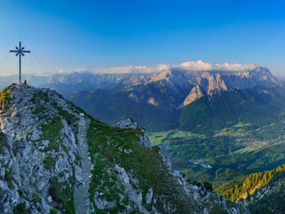 Vis-à-vis: Vom Gipfel des Kramer hat man einen schönen Blick aufs Zugspitzmassiv