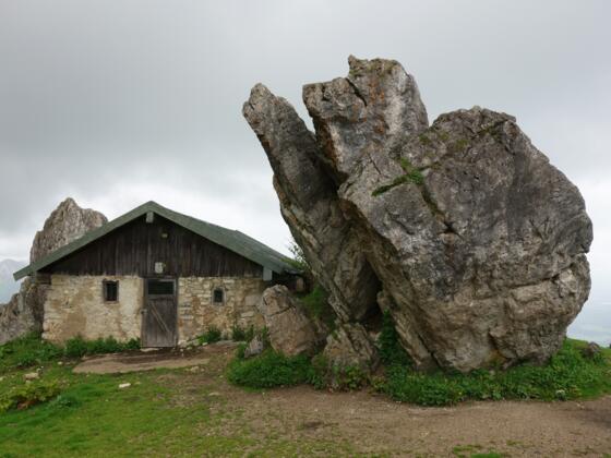 Dolomitblöcke zwischen den Hütten der Steinlingalm