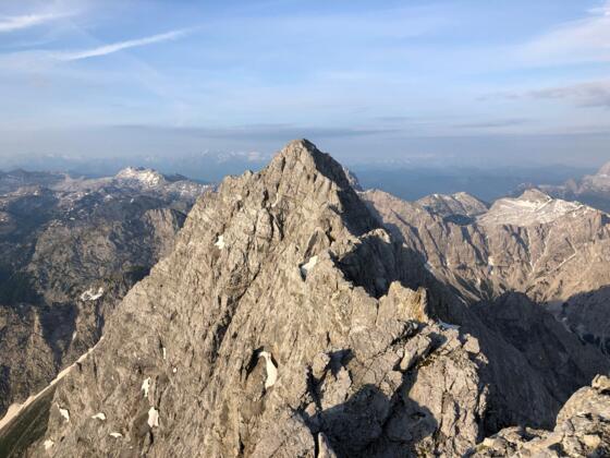 Blick von der Mittelspitze auf den Watzmanngrat in Richtung Südspitze. Im Hintergrund Steinernes Meer und weiter hinten die Hohen Tauern.