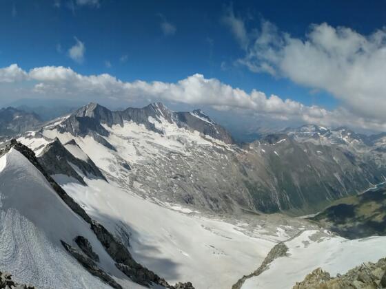 Blick vom Gipfel auf den Südgrat mit Hochzint und Hochfeiler