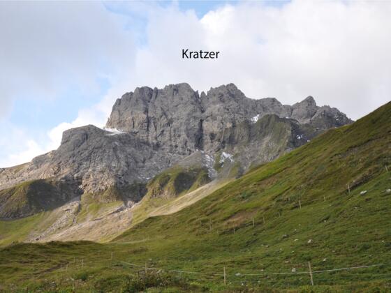 Kratzer (2.427 m) aus Hauptdolomit der Lechtal-Decke, darunter und davor Allgäu-Formation der Allgäu-Decke