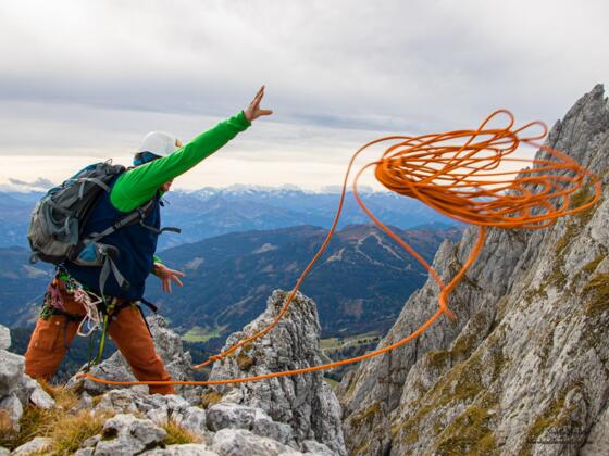 Das Seil zum Abseilen vom Gipfel vorbereiten.