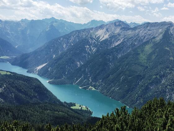 Blick auf Achensee und Karwendel (im Abstieg)