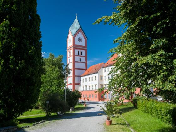 Der Turm der Scheyerner Klosterkirche ist ein Blickfang.