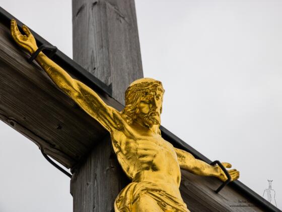 Goldener Herrgott auf der Wasserwand.