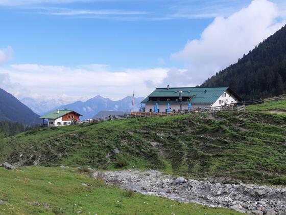 Kemater Alm (1673 m), unser Start- und Endpunkt. Auf der Forststraße rechts geht&#039;s ins Senderstal.