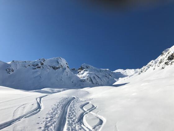 Blick ins Eisenkar mit Gipfelkreuz