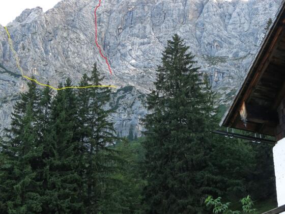 Blick von der Jagdhütte Hochgscheid zur Tour (rot) und Abstieg über die Rinne (gelb)