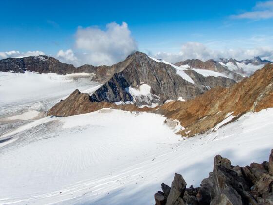 Blick vom Wilden Freiger zur Müllerhütte. Der Abstiegsweg über die rechte Felsflanke ist derzeit wegen Steinschlag gesperrt. Es sollte der Weg über die linke Felsflanke gegangen werden.