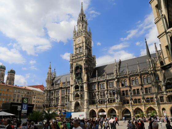 (11) Am Marienplatz mit Rathaus schlägt das Herz Münchens und täglich sammeln sich Scharen von Touristen, um das Glockenspiel des Rathauses zu hören.