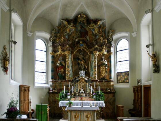 Sonntag, Pfarrkirche Unserer Lieben Frau Mariä Geburt mit Friedhof