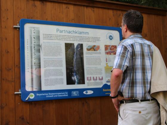 Die Geotoptafel, auf der die Entstehung der Partnachklamm erklärt wird.