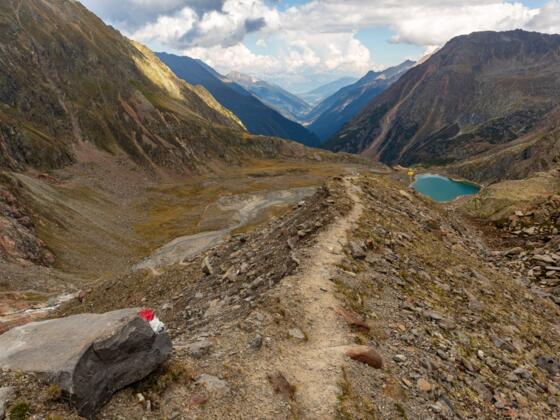 Rückweg auf der Seitenmoräne (Lübecker Weg) zur Sulzenauhütte, rechts im Bild: Blaue Lacke