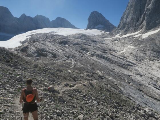 Wir folgen dem Weg zum Hohen Dachstein, der Mitterspitz lugt hinten auch schon keck hervor