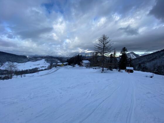 Rechts im Bild: Mautstelle und Parkplatz Spielbergalm