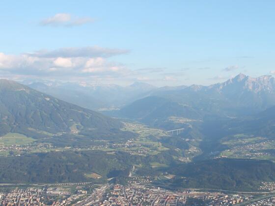 Blick über Innsbruck zum Brenner