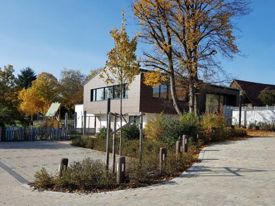 Eismannsberg Kirchenvorplatz / Kindergarten