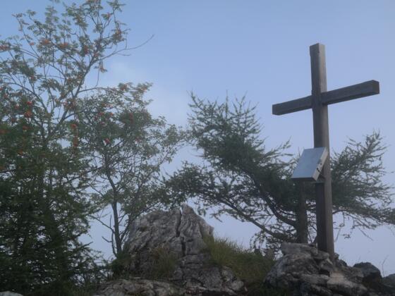 Der höchste Punkt des Steyrsberges nennt sich "Pyramide" und trägt ein Gipfelkreuz.
