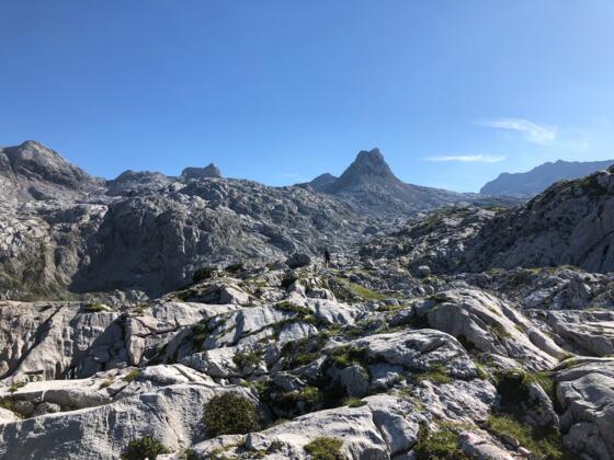 Ausblick über das Steinerne Meer mit dem markanten Wildalmkirchl (links)