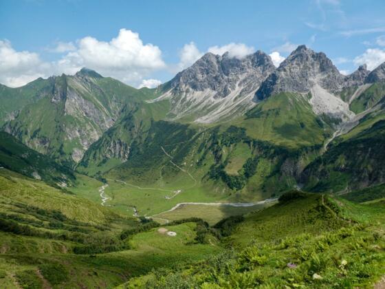 Blick vom Älpelesattel in den Talkessel mit der Käseralpe