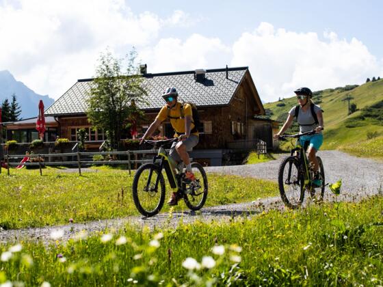 Mit dem Bike vorbei an der Auenfelder Hütte