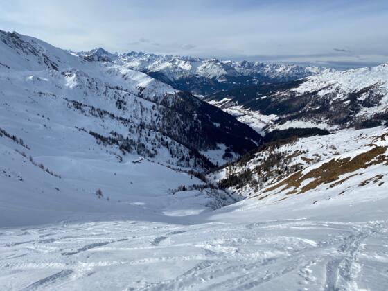 Die Mulde ist durchwegs steil und sollte nur bei sicheren Verhältnissen begangen werden.