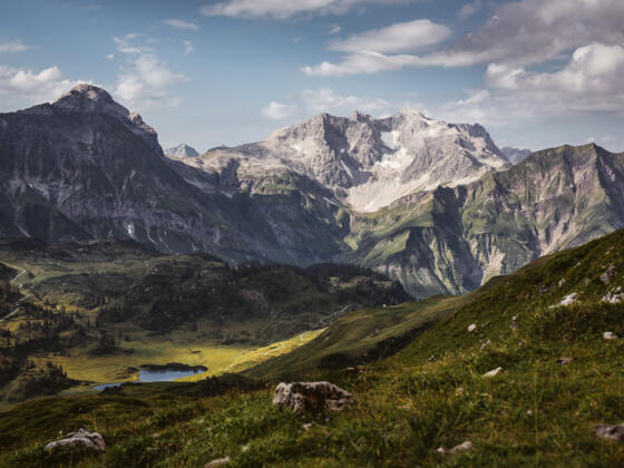 Ausblick von der Widdersteinhütte auf den Kalbelesee und die umliegenden Berge Juppenspitze, Mohnenfluh, Braunarl und Hochberg