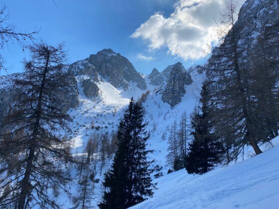 Schon bald nach der Querung tritt man in ein alpines Ambiente ein und blickt auf das lange Zeit versteckte Kar. Links das durchaus mächtige Spitzmandl.