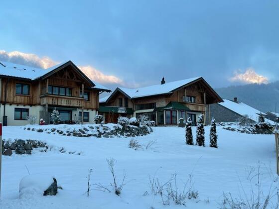 Landhaus Lignum im Winter mit Loipe und Skigebiet direkt vor der Türe