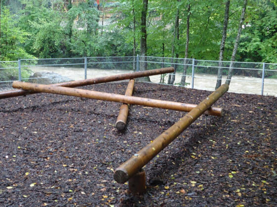 Spielplatz Eichental Balancierstangen