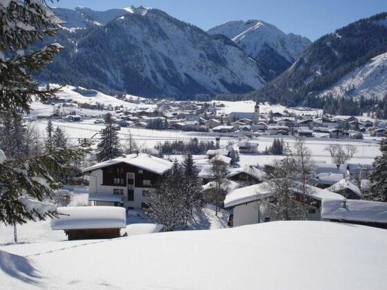 Blick auf die Pension Austria mit Tannheim