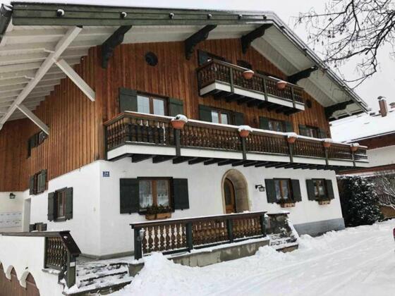 Hausansicht mit Schnee im Winter