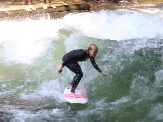 Surfen auf dem Eisbach, Englischer Garten, München