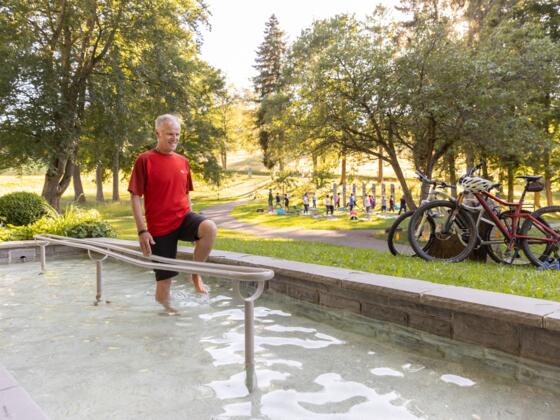 Kneipptretanlage: Wassertretbecken im Kurpark