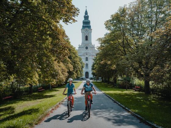 Radfahrer am Donauradweg Stift Engelszell