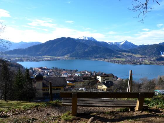 Bereits oberhalb des Hotels „Der Westerhof“ kann man die Aussicht über den Tegernsee genießen.