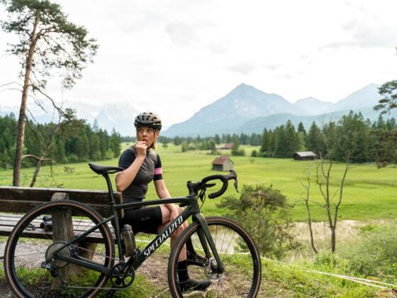 Eine kleine Pause auf einer Bank mit Blick auf weite Wiesen und Wälder in der Zugspitz Region.