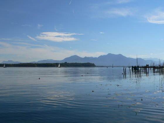 chiemsee-alpenland-tourismus-chiemsee-blauer-himmel-