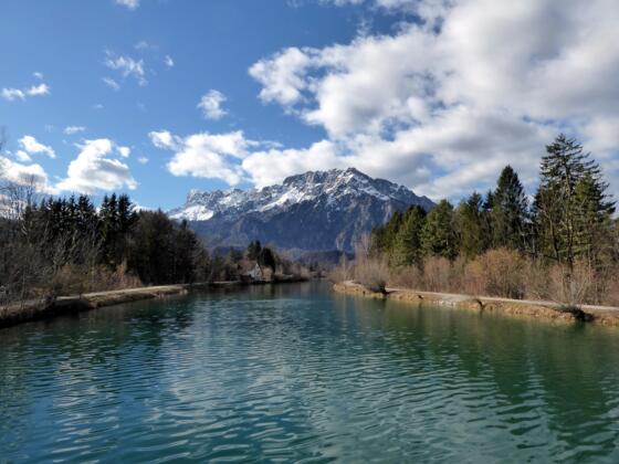 Der Blick über die Königseeache zum Untersberg.