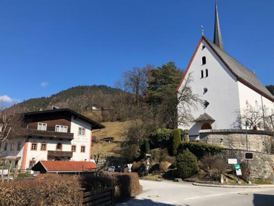 Kirche in Mehrn - links davon Heilbad Mehrn