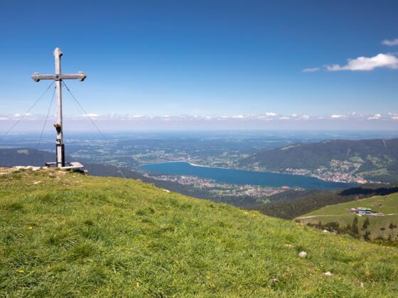 Gipfelkreuz auf dem Hirschberg mit Blick auf den Tegernsee.