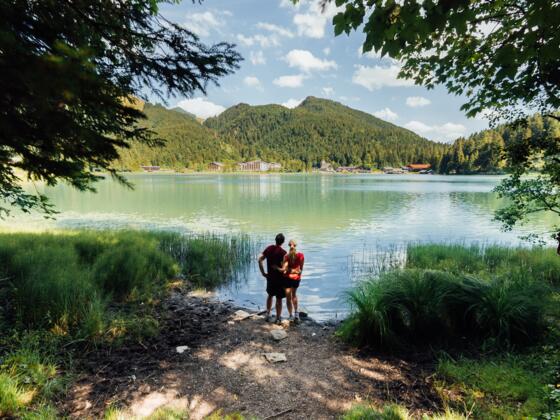 Am Spitzingsee mit Blick auf den Ort