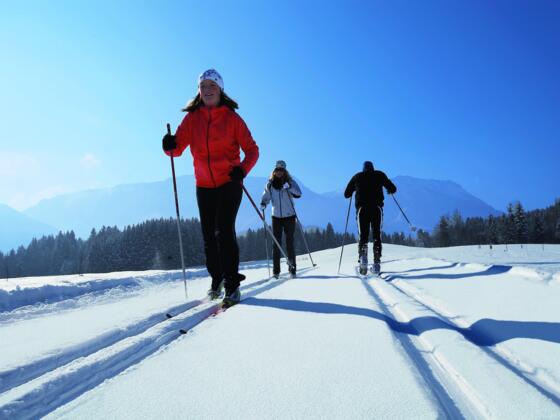 Auf der frisch gespurten Loipe die Wintersonne genießen
