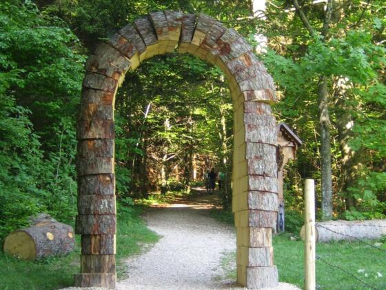 Eingang zum Bergwald-Erlebnispfad. Der (Rate)Spaß für Jedermann.