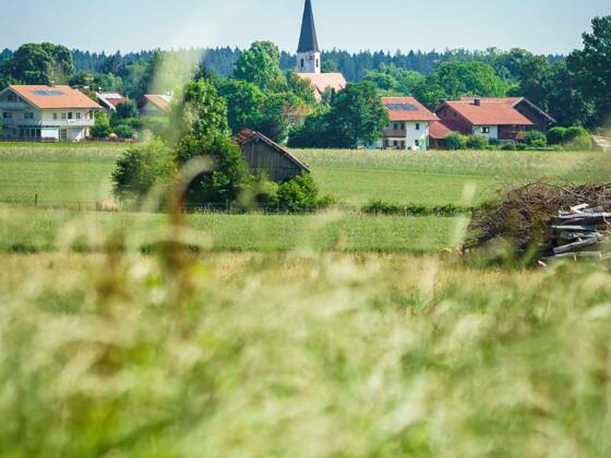 Blick auf die Otterfinger Kirche
